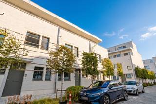 <p><span>In de vernieuwde stadswijk DijleDelta-Bottelarij, gelegen tussen het Klein Begijnhof en de bruisende Vaartkom, bieden wij u met trots deze multifunctionele woning aan. Dit nieuwbouwproject bevindt zich op wandelafstand van het historische centrum van Leuven en geniet van een goede bereikbaarheid met een vlotte verbinding naar belangrijkste invalswegen en werd in 2025 gerealiseerd door de gerenommeerde projectontwikkelaar Virix en ontworpen door Robbrecht & Daem architecten.</span></p><p><span> </span></p><p><span>Met een bewoonbare oppervlakte van maar liefst 222 m² biedt deze energiezuinige woning bijzonder veel ruimte en tal van mogelijkheden. De woning wordt semi-afgewerkt aangeboden, inclusief alle technieken, chape en pleisterwerken, zodat u de afwerking volledig naar eigen smaak kunt realiseren.</span></p><p><span> </span></p><p><span>Op het gelijkvloers bevindt zich een inkomhal met vestiaire, berging en gastentoilet, een lichtrijke leefruimte met zicht op de gezellige stadstuin en een keuken met aansluitvoorzieningen. De eerste verdieping omvat een nachthal, twee volwaardige slaapkamers, een badkamer, een apart toilet, een berging en een master bedroom met een en suite badkamer. </span></p><p><span> </span></p><p><span>De absolute meerwaarde van deze woning bevindt zich op de tweede en derde verdieping. Deze beschikken over drie bijkomende kamers/studentenkamers, een badkamer, een apart toilet, een keuken en een terras. Dankzij de aparte inkom is dit gedeelte uitermate geschikt voor de verhuur van studentenkamers, als zorgwoning of als uitbreiding van de gezinswoning. En dit steeds binnen de geldende regelgeving.</span></p><p><span> </span></p><p><span>Daarnaast beschikt de woning over een onderhoudsvriendelijke stadstuin met terras waar het heerlijk vertoeven is en bestaat de mogelijkheid om één of meerdere autostaanplaatsen bij aan te kopen.</span></p><p><span> </span></p><p><span>Kortom, deze energiezuinige, ruime en multifunctionele woning met stadstuin in het centrum van Leuven is zeker uw bezoek waard.</span></p><p><span> </span></p><p><span>Verkoop onder het btw-stelsel. Het verlaagde btw-tarief van 6% is mogelijk, mits voldaan wordt aan de geldende voorwaarden.</span></p><p><span> </span></p>