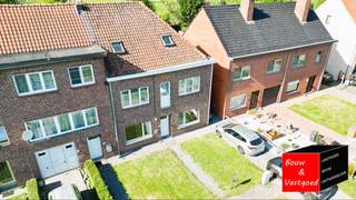 Benedenverdieping met 2 slaapkamers en ruime tuin van 600m²Dit appartement heeft een directe toegang via een eigen inkomhal, waardoor er geen...