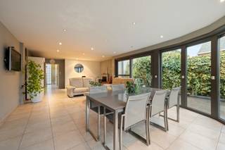 Ben je op zoek naar een zeer ruime woning waar je alle kanten mee uit kunt? GEVONDEN!!!De nabijheid van het station Heizijde, scholen, winkels &...