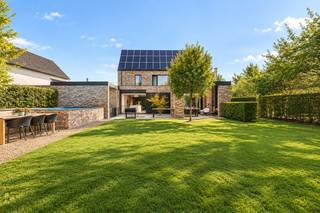 Op een gunstige en vlot bereikbare ligging in Putte bevindt zich deze exclusieve, stijlvol vormgegeven villa, gelegen op een perceel van 998 m². Een eigendom waar ruimte, licht en verfijning samenkomen in een harmonieus geheel, met alle voorzieningen binnen handbereik.<br /><br />Benieuwd naar deze unieke woonbeleving? Ontdek de woning hier via onze cinematische vastgoedfilm!<br /><br />Bij het betreden van de woning wordt u verwelkomd in een lichtrijke inkomhal die meteen de toon zet: stijlvol, doordacht en tot in de puntjes afgewerkt. Hier vindt u tevens een apart gastentoilet, een praktische berging en een op maat gemaakte vestiaire. Aansluitend bevindt zich een eerste bureauruimte, ideaal voor wie wonen en werken naadloos wil combineren. De leefruimte en glaspartijen laten het daglicht rijkelijk binnenstromen en creëren een mooie connectie met de buitenomgeving. De sfeervolle zithoek met gashaard nodigt uit tot ontspannen avonden in alle comfort. Daarnaast beschikt het gelijkvloers over een tweede bureauruimte en een patio, die zorgen voor extra licht en een open, aangenaam ruimtegevoel binnen het open/closed concept van de woning.<br />De leefkeuken beschikt over een indrukwekkend keukeneiland, kwalitatieve toestellen en een hoogwaardige afwerking. Deze elementen maken van deze ruimte een droom voor elke levensgenieter. Hier is bovendien ruim plaats voor een gezellige eethoek met zicht op de tuin. Een plek waar koken, tafelen en samenzijn centraal staan.<br />Ook buiten wordt het luxeverhaal moeiteloos doorgetrokken. Het overdekte terras is voorzien van een open haard zodat u het hele jaar door kan genieten van lange, sfeervolle avonden. Aan alles is gedacht: praktische opbergruimte, een authentieke pizzaoven en een prachtig aangelegde tuin die rust en privacy uitstraalt. Het zwembad, de sauna en de bijhorende douche maken van dit geheel een wellnessbeleving. Op het gelijkvloers bevindt zich bovendien een volwaardige praktijkruimte met aparte ingang en sanitaire voorzieningen. Perfect voor een vrij beroep of zelfstandige activiteit.<br /><br />De eerste verdieping geeft toegang tot vier volwaardige slaapkamers, waaronder een master suite met en-suite dressing. De stijlvolle badkamer is uitgerust met een lavabo, inloopdouche en een vrijstaand ligbad. Eén van de slaapkamers biedt via een vaste trap toegang tot de zolderverdieping, wat extra mogelijkheden creëert. Ook op vlak van energie en technologie voldoet deze woning aan de hoogste standaarden. Met een EPC-label A, 36 zonnepanelen, geïntegreerde muziekinstallatie, alarmsysteem en een conforme elektrische keuring bent u hier volledig klaar voor de toekomst.<br /><br />Kortom, een uitzonderlijke en zeldzame opportuniteit voor wie op zoek is naar een exclusieve, energiezuinige villa met praktijkruimte, vier slaapkamers en een sublieme buitenbeleving in Putte. Contacteer ons voor meer informatie via 0472/22 12 41 of bezoek www.boonstravastgoed.be.<br /><br />Bijzonderheden:<br />- 292 m² bewoonbare oppervlakte<br />- Praktijkruimte met aparte toegang<br />- Hoogwaardige afwerking en architectuur<br />- Energiezuinig (EPC-label A) met 36 zonnepanelen<br />- Zwembad, sauna en buitenbeleving op topniveau
