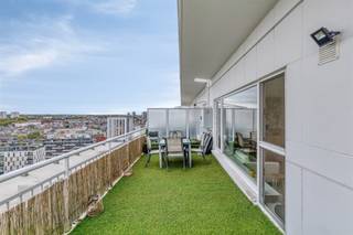 <p><span>Instapklaar dakappartement met 1 slaapkamer, ruim terras en een prachtig panoramisch uitzicht.</span></p><p><span>Geniet</span><span> </span><span>van licht, ruimte en een adembenemend uitzicht over Antwerpen in dit instapklare dakappartement van 65 m² met terras van 22 m². Grote raampartijen zorgen voor een aangename, open sfeer en een zee van daglicht.</span></p><p><span>Het appartement is instapklaar en biedt tegelijk mooie mogelijkheden om naar eigen smaak op te frissen. Gelegen op een uitstekende locatie in Hoboken, dichtbij winkels, openbaar vervoer en met vlotte verbinding naar het centrum.</span></p><p><span>Een unieke kans voor wie houdt van comfortabel wonen met uitzicht!</span></p><p><span> </span></p><p><span>Indeling</span></p><p><span> </span></p><p><span>• Een centrale inkomhal met een handige ingebouwde kast, een praktische start van je nieuwe thuis.<br />• Een ruime leefruimte van 24 m² die baadt in natuurlijk licht dankzij de grote raampartijen. En met een directe verbinding naar het zonnige terras.</span></p><p><span>• Een terras van 22 m² met een prachtig panoramisch uitzicht, ideaal om te ontspannen of gasten te ontvangen.</span></p><p><span>• Een functionele keuken met kasten, goed onderhouden en klaar om opgefrist te worden naar jouw smaak.</span></p><p><span>• Een Slaapkamer van 12 m² met een aangrenzende dressing, perfect voor een georganiseerde en comfortabele nachtrust.</span></p><p><span>• De Badkamer is goed onderhouden en voorzien van een douche in bad, lavabo, toilet en aansluiting wasmachine/droogkast.</span></p><p><span> </span></p><p><span> </span></p><p><span>Extra</span></p><p><span> </span></p><p><span>- Gunstig EPC </span></p><p><span>- Het appartement is voorzien van een kelderberging</span></p><p><span>- Mogelijkheid tot aankoop van een autostaanplaats</span></p><p><span> </span></p><p><span> </span></p>