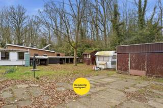 Gelegen in een uitzonderlijk rustige en groene omgeving bevindt zich deze alleenstaande bungalow op een mooi perceel van 1.092 m². De woning is verscholen in een bosrijke setting en ligt in een rustige dreef, wat zorgt voor absolute privacy, stilte en een unieke woonbeleving midden in de natuur.<br /><br />Deze bungalow, gebouwd in 1964, biedt tal van mogelijkheden voor wie op zoek is naar een renovatieproject of een prachtig gelegen bouwgrond. De ligging in natuurgebied garandeert blijvend groen rondom u, een zeldzame troef voor wie rust en ruimte hoog in het vaandel draagt.<br /><br />De woning beschikt over een inkomhal, een badkamer met zitbad, toilet en lavabo, een lichtrijke leefruimte, eetplaats met houtkachel en accumulatiekachel en een keuken voorzien van de nodige basisinrichting. Verder zijn er drie slaapkamers aanwezig en een praktische buitenberging/wasplaats.<br /><br />De tuin rondom de woning biedt volop privacy en geniet van een natuurlijke, groene omkadering. Daarnaast zijn er meerdere bergruimtes aanwezig, ideaal voor garage, stockage of hobbyruimte.<br /><br />Kortom, een eigendom met enorm potentieel op een unieke locatie. Ideaal voor wie wil renoveren naar eigen smaak of zijn droomwoning wil realiseren op een uitzonderlijk rustig perceel midden in het groen.