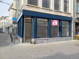 Deze winkel is gelegen op een zeer zichtbare hoek, midden in het toeristische centrum van de Stad. Vlakbij 'BaiAntwerp', 'Sweet Soda',...