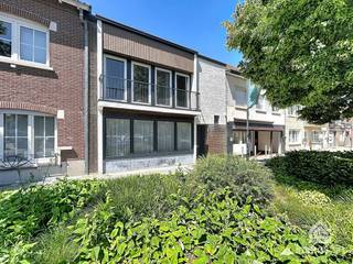 <strong>PLUSPUNTEN:</strong><br />+ perceeloppervlakte: 250 m²<br />+ bewoonbare oppervlakte: 188 m²<br />+ 3 slaapkamers<br />+ bereikbaar via achterkant perceel<br />+ verassend ruime gezinswoning<br />+ topligging op het Kerkplein<br />+ gezellige stadstuin<br /><br /><strong>ALGEMEEN:</strong><br />Bent u op zoek naar een ruime gezinswoning met karakter op een toplocatie? Dan is deze charmante woning op het Kerkplein in het hart van Bocholt beslist een bezoek waard.<br /><br />Deze centraal gelegen woning biedt maar liefst 188 m² bewoonbare oppervlakte op een perceel van 250 m² en combineert ruimte, licht en een uitstekende bereikbaarheid. Dankzij de ligging in het centrum bevinden winkels, scholen, horeca, openbaar vervoer en andere dagelijkse voorzieningen zich op wandelafstand.<br /><br />De woning verwelkomt u met een ruime inkomhal die toegang biedt tot de centrale hal, het vertrekpunt naar alle woonruimtes. De woonkamer geniet van veel natuurlijke lichtinval en vormt samen met de keuken het warme hart van de woning. Verder beschikt het gelijkvloers over een gastentoilet, een praktische wasberging, extra bergruimte en een gezellig terras waar u in alle rust kunt genieten van het buitenleven.<br /><br />Op de eerste verdieping bevinden zich drie volwaardige slaapkamers en een badkamer. De zolderverdieping biedt bijkomende opslagmogelijkheden en kan eventueel verder worden ingericht volgens uw wensen. Ook de kelder zorgt voor extra bergruimte.<br /><br />Een bijkomende troef van deze woning is de bereikbaarheid via de achterzijde van het perceel, wat zorgt voor extra comfort en een handige parkeerplaats. De woning is licht op te frissen, waardoor u de mogelijkheid krijgt om ze volledig naar eigen smaak en stijl in te richten.<br /><br />Wonen op deze locatie betekent genieten van het levendige dorpscentrum van Bocholt, met alle voorzieningen binnen handbereik, terwijl u toch profiteert van een aangename woonomgeving. Een ideale opportuniteit voor gezinnen, starters of investeerders die op zoek zijn naar een woning met veel potentieel op een uitstekende ligging.<br /><br /><strong>INDELING:</strong><br />-1: kelder<br />+0: ontvangstruimte, hal, toilet, woonkamer, keuken, wasberging, berging, terras<br />+1: nachthal, 3 slaapkamers, badkamer<br />+2: zolder<br /><br /><strong>FINANCIERING:</strong><br />Een succesvolle vastgoedtransactie begint met een goede voorbereiding. Wij adviseren kandidaat-kopers om hun financiële mogelijkheden tijdig in kaart te brengen, zodat zij met de nodige zekerheid en vertrouwen kunnen handelen wanneer de juiste opportuniteit zich aandient.<br /><br /><strong>VERKOPEN OF VERHUREN MET EEN STRATEGISCHE AANPAK?</strong><br />Dankzij het vertrouwen van onze klanten en onze sterke marktpositie zijn wij voortdurend op zoek naar kwalitatieve eigendommen. Overweegt u te verkopen of te verhuren? Ontdek vrijblijvend onze persoonlijke aanpak en hoe wij uw eigendom optimaal positioneren om de juiste doelgroep te bereiken.<br /><br /><strong>ALS EERSTE OP DE HOOGTE VAN NIEUW AANBOD:</strong><br />De beste eigendommen worden vaak gevonden vóór ze breed beschikbaar zijn. Schrijf u vrijblijvend in via onze <strong>website</strong> en ontvang nieuw aanbod dat aansluit bij uw wensen en zoekcriteria.<br /><br /><strong>UW VASTGOED, ONZE EXPERTISE:</strong><br />Elke eigendom verdient een persoonlijke strategie. Met een combinatie van marktkennis, professionele presentatie, actieve klantenbenadering en een sterk netwerk begeleiden wij onze klanten naar een succesvol resultaat.<br /><br /><strong>PERSOONLIJKE SERVICE, PROFESSIONELE BEGELEIDING:</strong><br />Een vastgoedbeslissing vraagt een doordachte aanpak. Ons ervaren team staat klaar om u persoonlijk te adviseren en te begeleiden bij elke stap. Contacteer ons via <strong>+32 89 87 03 67</strong> of via info@immosign-plus.be.