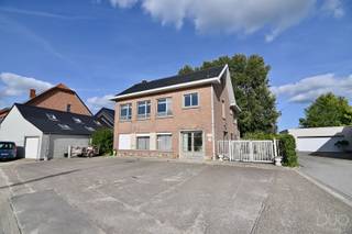 Midden in het centrum van Zepperen staat dit bijzonder ruime pand, dat stedenbouwkundig gekend is als handelshuis. Door de zichtbare ligging en de ruime parking voor de deur leent het zich perfect voor een combinatie van werken en wonen. Beneden kan je een kapsalon, winkel, praktijk of kantoor inrichten, en boven woon je zelf of verhuur je het appartement om je lening mee af te betalen.<br />Het gelijkvloers heeft een oppervlakte van 110 m². Het werd oorspronkelijk gebouwd en vergund als handelsruimte en is in de loop der jaren ingericht als appartement met 2 slaapkamers, een badkamer en een keuken. Achteraan ligt nog een polyvalente ruimte van 78 m², die oorspronkelijk als dubbele inpandige garage werd gebouwd. Die kan dienen als opslag, atelier of werkruimte, of opnieuw als garage.<br />Het appartement op de verdieping heeft een eigen inkom aan de zijkant, volledig los van het gelijkvloers. Momenteel is er binnen geen verbinding tussen beneden en boven, maar mits een vergunning is dat te realiseren. Het appartement is 110 m² groot en heeft een ruime leefruimte met open keuken, 2 ruime slaapkamers en 2 bergingen. Daarboven ligt nog een ruime zolder die je later verder kan inrichten.<br />Een absolute troef is de heel ruime en diepe tuin. Een deel ervan is momenteel afgesloten om dieren te houden.<br />Ook parkeren is hier geen probleem: vooraan zijn er een vijftal staanplaatsen, aan de zijkant is er plaats voor nog eens ruim 4 wagens, en de oorspronkelijke dubbele garage kan opnieuw opengemaakt en in gebruik genomen worden.<br />Een veelzijdig pand op een commerciële toplocatie, met ruimte voor je zaak, je gezin of een extra huurinkomen. Interesse? Contacteer ons voor meer informatie of om een bezoek in te plannen via DUO Vastgoed op het nummer 011 70 70 19.
