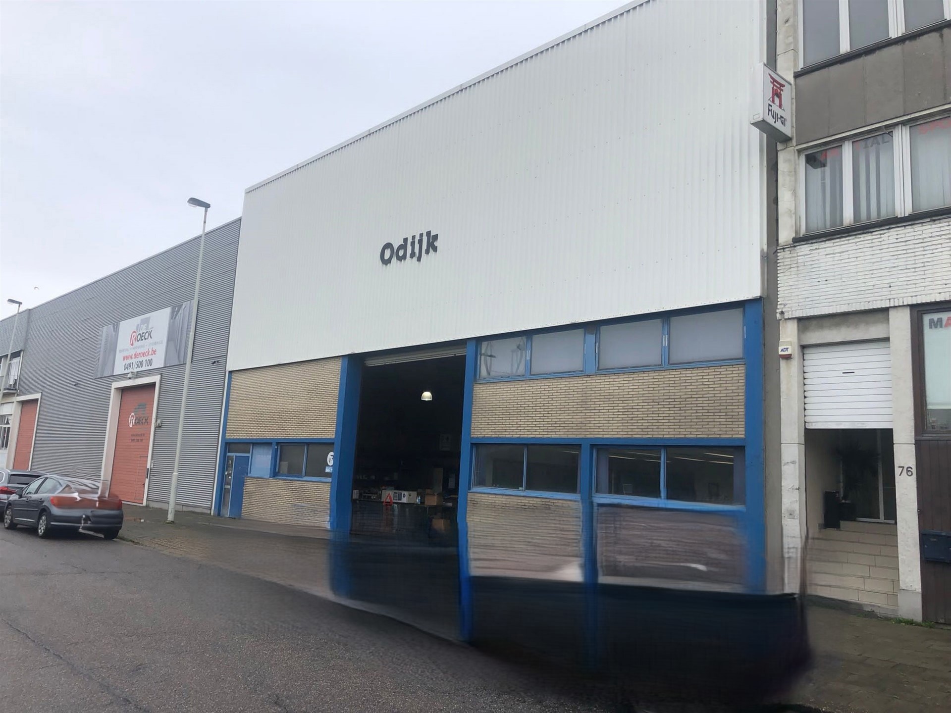 Magazijn 988m² te huur in Antwerpen. Het magazijn heeft 2 poorten en is dus bereikbaar langs zowel de voor- als achterkant.