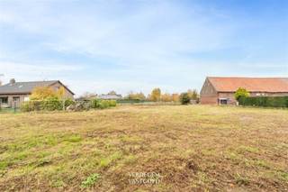 <p><span>Residentieel bouwperceel van 2.088m² voor het bouwen van een mooie alleenstaande villa op rustige en goede ligging.<br /><br /></span><span>Ruime bouwmogelijkheden<br /></span><span>/ geen bouwverplichting<br />/ open bebouwing<br />/ eengezinswoning<br /><br /></span><span>Bouwvoorschriften<br /></span><span>/ kroonlijst max. 6m<br />/ nok max. 10m<br />/ dakhelling tussen 25° en 55°, max. 50% plat dak<br />/ geen ondergrondse garages<br />/ bijgebouw van max. 40m², kroonlijst 3m<br />/ uitweg naar Langendam, max. 3m brede verharding<br /><br /><br /><br /></span><span>Disclaimer: de afbeelding van de villa werd gegenereerd met AI en is louter illustratief, aan deze afbeelding kunnen geen rechten worden ontleend en zij heeft geen contractuele of bindende waarde</span></p>