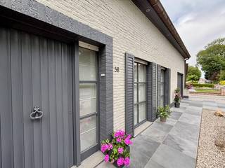 In het charmante dorp Elverdinge bevindt zich deze uitstekend onderhouden halfopen woning, ideaal voor gezinnen en tuinliefhebbers.SCHRIJF JE IN VOOR...