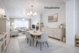 Cette confortable maison mitoyenne à vendre à Willebroek offre beaucoup de potentiel et est idéale pour ceux qui recherchent une maison familiale de caractère et des possibilités de rafraîchissement !Disposition :-Entrée avec escalier-Toilette-Espace de vie avec salon confortable attenant-Cuisine équipée-Rangement séparé-JardinPremier étage :- 3 chambres-Salle de bainLe jardin orienté à l'ouest offre un divertissement supplémentaire où vous pourrez profiter du soleil de l'après-midi et du soir et accéder au grand garage, idéal pour les loisirs, le stockage supplémentaire ou plusieurs voitures. Avantages :? Situé à Willebroek — emplacement central et pratique? Jardin orienté à l'ouest avec sortie arrière? Garage spacieux (45 m²)? Rafraîchissant à votre goûtCette maison allie espace, lumière, emplacement et potentiel : une opportunité idéale pour les débutants, les familles ou les bricoleurs à la recherche d'une maison offrant des opportunités à Willebroek.Intéressé ? Contactez l'agence immobilière Dewaele à Malines dès aujourd'hui pour une visite et découvrez par vous-même le potentiel de cette maison !