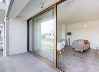 <p>Interesse in dit appartement? Reageren kan enkel via 'Mijn huurprofiel' of via volgende link: https://wi-antwerpen-zuidrand.mijnhuurprofiel.be/property/3b55a226-2a99-4a50-ab15-5938aa4d2ac4<br /><br />Ben je op zoek naar een comfortabel en verzorgd appartement op een uitstekende locatie in Kontich?<br />Ontdek dit 1-slaapkamerappartement in de gekende Residentie Gonthier, ideaal gelegen op slechts 1 km van het centrum van Kontich. Daar vind je winkels, horeca, scholen en alle dagelijkse voorzieningen binnen handbereik.</p>
<p>Indeling:<br />Je komt binnen in een ruime, lichtrijke woonkamer met een open, volledig geïnstalleerde keuken – een aangename plek om te koken en te ontspannen.<br />Vanuit de woonkamer heb je toegang tot een aangenaam terras, groot genoeg voor een tafel en stoelen om te genieten van de buitenlucht.</p>
<p>De grote slaapkamer baadt in het licht dankzij het brede raam en biedt voldoende ruimte voor een tweepersoonsbed en kast.<br />De badkamer is uitgerust met een dubbel lavabomeubel en een ligbad met douchefunctie.</p>
<p>Een ondergrondse autostaanplaats is inbegrepen.</p>
<p>Troeven op een rij:</p>
<ul>
<li>
<p>Uitstekende ligging tegenover supermarkten en nabij het centrum</p>
</li>
<li>
<p>Verzorgde en rustige residentie</p>
</li>
<li>
<p>Lichtrijk appartement met ruim terras</p>
</li>
<li>
<p>Ondergrondse autostaanplaats inbegrepen</p>
</li>
<li>
<p>Open, geïnstalleerde keuken</p>
</li>
</ul>
<p>Dit appartement biedt comfortabel wonen met alles binnen handbereik – ideaal voor alleenstaanden of koppels die op zoek zijn naar een praktische en gezellige woonplek in Kontich.<br /><br />Interesse in dit appartement? Reageren kan enkel via 'Mijn huurprofiel' of via volgende link: https://wi-antwerpen-zuidrand.mijnhuurprofiel.be/property/3b55a226-2a99-4a50-ab15-5938aa4d2ac4<br /><br />Voorwaarden:<br />- plaatsbeschrijving door expert (kosten gedeeld door eigenaar en huurder)<br />- 3 maanden huurwaarborg<br />- beschikbaar uiterlijk 1 januari of vroeger na overleg met huidige huurders<br />- gemeenschappelijke kosten: 75 euro/maand</p>