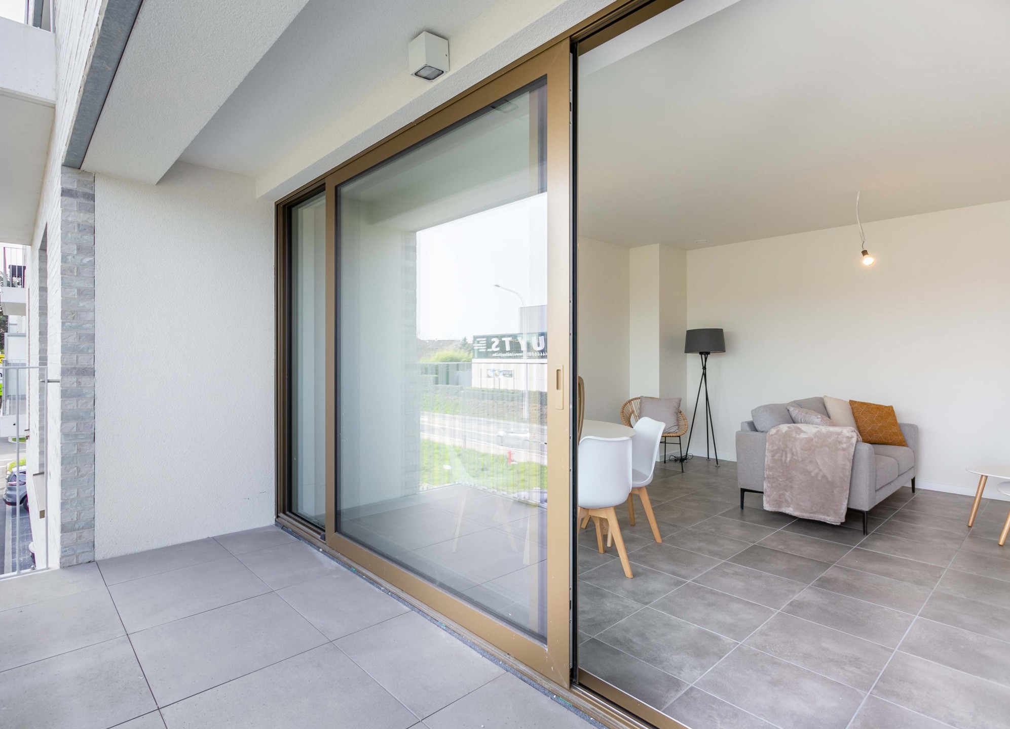 Lichtrijk appartement met 1 slaapkamer en autostaanplaats - foto 1