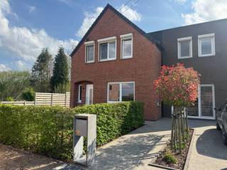 <p><span>Prachtig gerenoveerde woning met een hoogwaardige afwerking en alle comfort.</span></p><p><span>De achterkant en zijkant is volledig nieuwbouw. </span></p><p><span> </span></p><p><span>De woning wordt van binnen nog geschilderd. </span></p><p><span> </span></p><p><span>Bij het betreden van de woning komt u in de inkomhal, die toegang geeft tot de open bureauhoek. </span></p><p><span>Deze ruimte sluit naadloos aan op de ruime en lichtrijke leefruimte en de stijlvolle open keuken. </span></p><p><span>De keuken is volledig uitgerust en voorzien van een groot kookeiland, ideaal voor wie houdt van koken en gezellig samenzijn.</span></p><p><span> </span></p><p><span>Verder beschikt het gelijkvloers over een aparte speelkamer, een berging, een badkamer en een gastentoilet.</span></p><p><span> </span></p><p><span>Op de bovenverdieping bevinden zich 4 volwaardige slaapkamers en een tweede stijlvolle badkamer met alle comfort, wat deze woning perfect maakt voor gezinnen of wie extra ruimte zoekt.</span></p><p><span> </span></p><p><span>Daarnaast zijn er nog een kelder en een kleine zolder aanwezig, ideaal als extra bergruimte.</span></p><p><span> </span></p><p><span>Buiten geniet u van een ruime tuin met terras en tuinhuis, waar het heerlijk vertoeven is in alle rust.</span></p><p><span> </span></p><p><span>Kortom, een instapklare en ruime gezinswoning waar comfort, luxe en functionaliteit perfect samenkomen.</span></p>