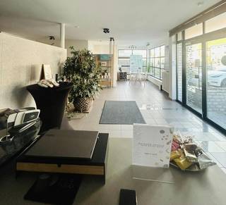 Espace bureau/commercial (262 m²) à Oostkamp, situé sur la route principale entre Bruges et la sortie E40 d'Oostkamp.Disposition :- 100 m²...