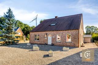 Deze energiezuinige woning met EPC-label B, gelegen in Rotselaar, combineert een praktische indeling met verrassend veel ruimte en hedendaags wooncomfort. De woning is bovendien uitgerust met zonnepanelen en een warmtepomp, een extra troef op vlak van energiezuinig wonen.<br /><br />Bij het betreden van de woning kom je terecht in de inkomhal, die toegang geeft tot de verschillende ruimtes op het gelijkvloers. Hier bevinden zich een eerste slaapkamer, de badkamer en een apart toilet. Verder vind je hier ook de ruime leefruimte, die rechtstreekse toegang geeft tot het aangename terras en tuin. Aansluitend aan de leefruimte bevindt zich nog de keuken met berging. Ook vanuit de keuken heb je rechtstreeks toegang tot het terras en tuin.<br /><br />De eerste verdieping van de woning beschikt over twee ruime slaapkamers en toegang tot een kruipzolder.<br /><br />Een belangrijke troef van deze woning is dat deze volledig onderkelderd is en beschikt over een dubbele garage, wat extra parkeer- en opbergruimte biedt. Ook buiten is het aangenaam vertoeven in de deels verharde tuin. Daarnaast is er een dubbele carport, wat ook weer extra parkeer-of opbergruimte biedt.<br /><br />Interesse? Plan dan nu je bezoek ter plaatse via ellen@sophimo.be of 0497/86 72 51