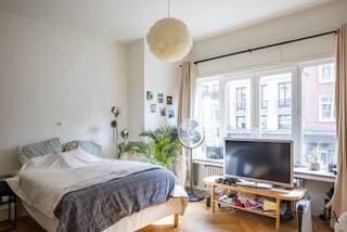 Dit gezellige en in 2023 gerenoveerde appartement is gelegen pal in het centrum van de stad, aan bushaltes, winkels, scholen en ontspanningsmogelijkheden. Het station van Leuven is op wandelafstand bereikbaar.<br /><br />Het appartement ligt op de eerste verdieping van een kleinschalig gebouw (en dus een beperkte mede-eigendom) met nog 4 andere appartementen en 1 handelszaak (op de gelijkvloerse verdieping). Door de centrale ligging van het appartement in het hart van de stad, aan het begin van de Bondgenotenlaan en aan het Rector de Somerplein, ben je overal snel en vlot te voet of met de fiets.<br /><br />Het appartement bestaat uit een centrale inkomhal, die toegang geeft tot de verschillende ruimtes. De slaapkamer is aan de achterzijde gelegen en heeft een klein achterliggend terrasje. De badkamer is voorzien van een toilet, lavabo en inloopdouche met regendouche. Er is een aparte berging met aansluitingen voor wasmachine/droogkast.<br /><br />De keuken is volledig geïnstalleerd en voorzien van alle moderne comfort. Aansluitend bevindt zich de leefruimte, waar de zon heerlijk binnenvalt, en van waaruit je uitkijkt op de gezellige drukte van het Rector de Somerplein.<br /><br />Er is ook een ondergrondse kelder aanwezig. Het gebouw zelf is voorzien van een lift. <br /><br />Ben je op zoek naar een eigen stekje, een uitvalsbasis voor je studerende dochter/zoon of een investering met een mooi rendement? Contacteer ons dan voor meer info of om een bezoek in te plannen!