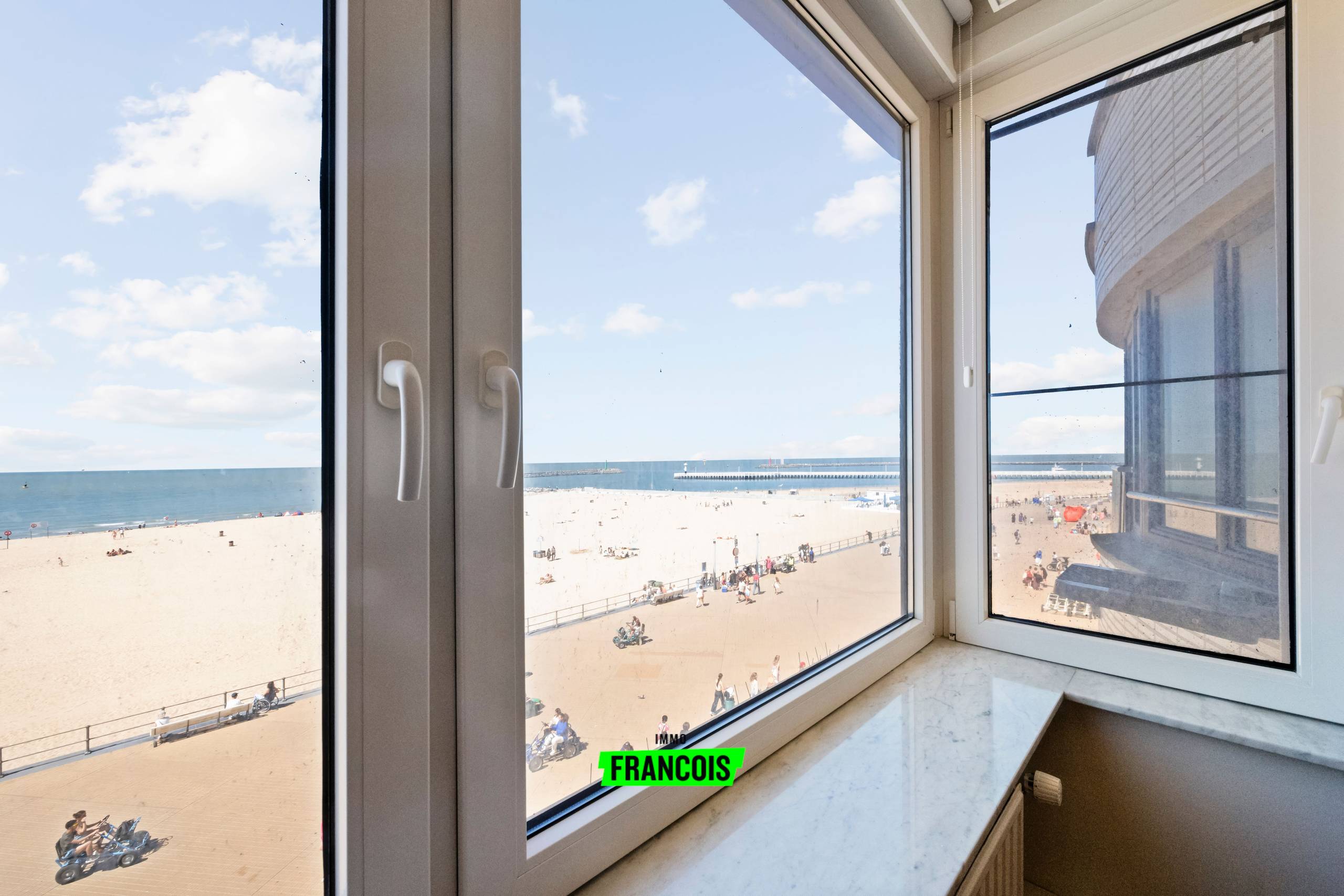 Appartement met frontaal zeezicht en twee ruime slaapkamers in centrum Oostende. - foto 3