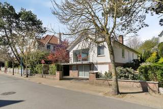 In hartje Koksijde-Bad, op wandelafstand van winkels, horeca, het openbaar vervoer en de zee vinden we deze instapklare woning te koop. De woning werd in 2008 volledig gerenoveerd en heeft maar liefst 6 slaapkamers en 3 badkamers! <br /><br />INDELING:<br />> Eerste verdieping:<br />- inkomhal met ruimte voor vestiaire;<br />- ruime leefruimte met houtkachel en toegang tot het zuidgericht terras met zonneluifel;<br />- open, volledig geïnstalleerde keuken met veel kastruimte;<br />- berging met oa. aansluiting voor wasmachine;<br />- badkamer met douche, lavabo en toilet.<br /><br />> Gelijkvloers: <br />- 4 slaapkamers, allen met ingemaakte kasten; <br />- 2 badkamers met inloopdouche, dubbele lavabo en één met bad;<br />- apart toilet;<br />- berging met technieken;<br />- garage.<br /><br />> Tweede verdieping:<br />- 2 slaapkamers.<br /><br />Verder beschikt de woning over een garage én oprit waar meerdere auto's geparkeerd kunnen worden.<br /><br />ALGEMEEN:<br />- 12 zonnepanelen;<br />- centrale verwarming op aardgas, condensatieketel van 2020;<br />- conforme elektrische keuring;<br />- EPC B;<br />- zeer centraal doch rustig gelegen op wandelafstand van het strand en alle faciliteiten!<br /><br />Voor meer info contacteer Ellen Vandenbussche  (0474 49 47 89 - ellen.vandenbussche@dewaele.com)<br /><br />Bestuursmaatregelen in het maatregelenregister: nee