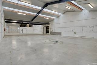 Loods van ca. 1.224 m² met overdekte stapelplaats van ca. 408 m² te huur in Oostnieuwkerke-Staden, nabij Roeselare.Het bedrijfsgebouw heeft...