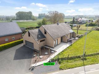 Gelegen in het charmante Strijpen, een deelgemeente van Zottegem, bevindt zich deze bijzonder goed onderhouden woning op een rustige en tegelijk vlot bereikbare locatie. U geniet hier van een aangename woonomgeving met een vlotte verbinding naar het centrum, winkels en invalswegen.<br /><br />De woning verwelkomt u via de inkomhal met gastentoilet en geeft meteen toegang tot de lichtrijke leefruimte. Aansluitend bevindt zich de ruime, aparte keuken die rechtstreeks toegang biedt tot het terras en de zonnige tuin.<br /><br />Op het gelijkvloers vindt u verder twee volwaardige slaapkamers, een badkamer uitgerust met wastafel, ligbad en douchecabine, alsook meerdere praktische bergingen. De woning beschikt bovendien over een ruime inpandige garage én een extra aparte garage met zolderruimte, wat zorgt voor tal van mogelijkheden.<br /><br />De eerste verdieping omvat een derde slaapkamer, bijkomende bergruimte en een bijzonder ruime polyvalente ruimte van ca. 75 m². Deze biedt tal van uitbreidingsmogelijkheden en kan perfect ingericht worden als extra slaapkamers, tweede leefruimte, hobbyruimte of zelfs een studio.<br /><br />Tot slot is er nog een kelder aanwezig en beschikt de woning over een ruime oprit.<br /><br />