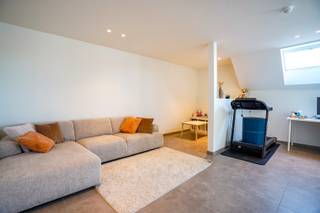 Ruim 2-slaapkamerappartement (129m²) te Leke (Diksmuide). Dit prachtige nieuwbouwappartement is gelegen op de eerste verdieping van een kleinschalige residentie. De residentie is voorzien van een lift. Het appartement bestaat uit een eetkamer met open totaal ingerichte keuken, zithoek met bureelhoek, 2 ruime slaapkamers, een berging, apart toilet en een badkamer voorzien van dubbel lavabomeubel / ligbad en inloopdouche. Tevens is nog een groot zongericht terras voorzien. Maandelijkse huurprijs 795 euro per maand (geen syndickosten). Beschikbaar in overleg. EPC: 110 UC: 3338421 (Ref. NI27484)