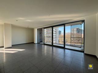 <p><span>Modern 1 slaapkamer appartement met ruim terras!</span></p><p><span>Het appartement is gelegen op de vierde verdieping. Openbaar vervoer en verschillende invalswegen in de dichte nabijheid.</span></p><p><span> </span></p><p><span>Het appartement heeft de volgende indeling:</span></p><p><span> </span></p><p><span>Leefruimte &amp; keuken:</span></p><p><span>De lichtrijke leefruimte is op een onderhoudsvriendelijke tegelvloer gezet. Dankzij de grote raampartijen geniet van veel lichtinval en een groen uitzicht!</span></p><p><span>De half open keuken is zeer praktisch ingericht en is voorzien van de nodige toestellen zoals een afwasmachine, kookplaat en een combi-oven.</span></p><p><span> </span></p><p><span>Slaapkamer en badkamer:</span></p><p><span>De badkamer uitgerust met een dubbele lavabo, een ruim ligbad met geïntegreerde douche en douchewand. De aansluiting voor een wasmachine is hier aanwezig.</span></p><p><span>De slaapkamer is rustig gelegen.</span></p><p><span> </span></p><p><span>Bergruimte en terras:</span></p><p><span>Er is een ruim terras aanwezig met een oppervlakte van 13,5m² dat NW geörienteerd is.</span></p><p><span>Een aparte bergruimte is aanwezig in het appartement.</span></p><p><span> </span></p><p><span>Een eigen fietsenstalling is aanwezig</span></p><p><span> </span></p><p><span>Huurprijs en beschikbaarheid:</span></p><p><span>Huurprijs: €895,00 / maand</span></p><p><span>Maandelijkse lasten: €110,00 / maand</span></p><p><span>Beschikbaar: 01/03/2026</span></p><p><span> </span></p><p><span> </span></p>