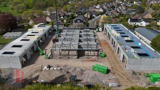 Kwaliteitsvolle nieuwbouw KMO-unit met een oppervlakte van 120 m². De unit maakt deel uit van een nieuw KMO-project "<strong>Saros-park</strong>" bestaande uit 25 KMO-units te koop met oppervlaktes tussen 90 m² en 184 m² (eventueel samen te voegen tot grotere entiteiten), het park biedt een moderne en duurzame infrastructuur.<br /><br />De ruimte wordt opgebouwd uit een staalconstructie, in combinatie met een betonplint en geïsoleerde sandwichpanelen. De loodsen zijn toegankelijk via een automatische sectionale poort met afzonderlijke toegangsdeur. Daarnaast is elke unit uitgerust met lichtstraten en een rookluik, polybetonvloer en een geïsoleerd dak. Bij elke unit is tevens <strong>parking </strong>voorzien en de mogelijkheid om extra parkeerplaats aan te kopen.<br /><br />Ideaal voor <strong>opslag, atelier of kleine productie</strong>. Verwachte oplevering Q4 2026. Reeds 60% verkocht!<br /><br />Heeft u interesse of wenst u graag meer details over dit aanbod? Neem contact op met Gill voor meer info, plannen en lastenboek via het nummer 09 219 90 30.