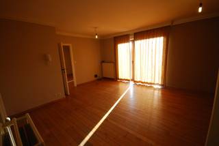 WESTLAAN 15 BUS 6 – ROESELARE<br /><br />Dit appartement is gelegen op de eerste verdieping en beschikt over een aangename en praktische indeling.<br /><br />Het appartement bestaat uit een ruime living met parketvloer, een open en volledig ingerichte keuken, één slaapkamer en een badkamer met ligbad. Daarnaast zijn er twee bergingen op het zeer ruime terras en beschikt het appartement eveneens over een kelder.<br /><br />Er is tevens de mogelijkheid om garage nr. 19 bij te huren voor € 60,00 per maand. De garage is voorzien van elektriciteit.<br /><br />Extra kosten: <br />syndic: € 40,00/ maand <br />water: €25,00/maand