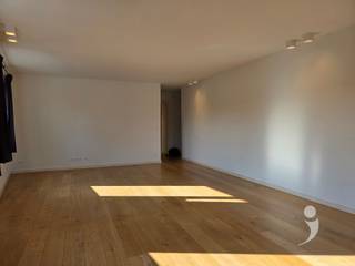 <p><span>Ruim 2 slaapkamer appartement op 2e verdieping met centrale ligging. Dit appartement is bereikbaar met een trap.<br />Gelegen op wandel afstand van het station van Leuven alsook het historische stadscentrum.</span></p><p><span><br />Het appartement heeft een ruime inkom een apart toilet en een berging met wasplaats.<br />Er is en mooie, lichtrijke leefruimte met veel ramen dat over loopt in een prachtige keuken en een ruim dakterras.<br />De keuken is voorzien van allerhande handige ingebouwde toestellen ( Afwasmachine, kookplaat, wastafel, oven, combi oven, frigo )<br />Alsook is deze keuken voorzien van veel opslagruimte.<br />Er zijn 2 ruime slaapkamers  van 14 en 16m²<br />De badkamer is voorzien van een wastafel en een douche.</span></p><p><span>Inclusief in de huurprijs is er een staanplaats op een afgesloten parking.<br /><br />Beschikbaar vanaf 1/9/2026 voor lange duur.<br />Dit appartement is </span><span>niet</span><span> bemeubeld.<br />Er zijn geen gemeenschappelijke lasten.<br /><br />Al het verbruik van energie/water is ten laste van de huurder.<br /><br />Interesse? Vraag uw bezoek aan via onze website.</span></p><p><span> </span></p>