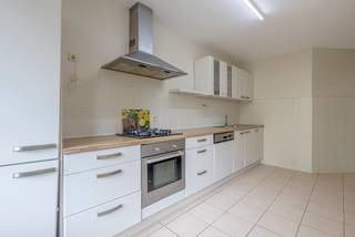 <p><strong>Ruim appartement met 3 slaapkamers, terras, ondergrondse parkeerplaats en private kelderberging.</strong></p><p></p><p>Op de vijfde verdieping van een verzorgd appartementsgebouw, bereikbaar met de lift, bevindt zich dit aangename appartement met een functionele indeling. De woning biedt een ruime leefruimte, drie slaapkamers, een terras en het comfort van een private parkeerplaats en kelderberging.</p><p></p><p>Via de inkomhal komt u in de lichtrijke leefruimte, waar de grote ramen zorgen voor een aangename natuurlijke lichtinval. Aansluitend bevindt zich het terras. De aparte keuken is eveneens bereikbaar vanuit de inkomhal. Vanuit de leefruimte leidt de nachthal naar het slaapgedeelte, met drie slaapkamers, een badkamer met ligbad en een afzonderlijk toilet.</p><p></p><p>Dankzij de goede basis, de ruime kamers en de praktische indeling biedt het appartement verschillende mogelijkheden om het naar eigen smaak te moderniseren en verder in te richten.</p><p></p><p>Een private kelderberging en ondergrondse autostaanplaats zijn inbegrepen in de verkoopprijs. Ze zorgen voor extra bergruimte en het comfort van parkeren binnen het gebouw.</p><p></p><p>De ligging in Jette vormt een bijkomende troef, met een goede bereikbaarheid en diverse voorzieningen in de omgeving. Deze eigendom is dan ook interessant voor zowel eigen bewoning als investering.</p><p></p><p><strong>EPC: 145 kWh/m²/jaar – label C</strong></p>