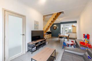 Welkom in Willebroek!<br /><br />Deze charmante woning is ideaal gelegen aan de rand van het centrum van Willebroek, in een straat met uitstekende bereikbaarheid. U geniet hier van een aangename woonomgeving, gecombineerd met de nabijheid van scholen, kinderopvang, winkels, restaurants en diverse ontspanningsmogelijkheden.<br /><br />Binnenin verwelkomt de woning u met een ruime en lichtrijke woonkamer, die naadloos overgaat in de leefruimte, perfect voor gezellige momenten met familie en vrienden. Momenteel telt de woning twee volwaardige slaapkamers, aangevuld met een ruime zolder die tal van mogelijkheden biedt, zoals het inrichten van een derde slaapkamer, bureau of hobbyruimte. Verder beschikt de woning over een aangename tuin waar u in alle rust kunt genieten van het buitenleven.<br /><br />Bovendien heeft de woning twee private autostaanplaatsen, wat in deze buurt een absolute troef vormt.<br /><br />Interesse gewekt? Contacteer ons kantoor via info@hiro.be of 03 230 00 14!