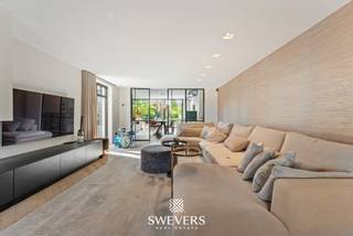 Voor meer info en foto’s, surf naar www.swevers.be – Welkom in de Keelstraat 94 in Sint-Truiden. Deze volledig gerenoveerde open bebouwing (2019) combineert het karakter van de oorspronkelijke woning uit 1976 met hedendaags comfort, hoogwaardige materialen en een luxueuze afwerking. Met een bewoonbare oppervlakte van 276 m² op een perceel van 28 are 50 centiare geniet u van ruimte, rust en een prachtig vrij uitzicht over het achterliggende agrarische gebied. De lichtrijke leefruimte sluit naadloos aan op de royale leefkeuken met kookeiland. Verder beschikt de woning over vier volwaardige slaapkamers, een stijlvolle badkamer, een dressing, een praktische wasberging en technische ruimte. Een aparte polyvalente ruimte met eigen inkom, toilet en keukentje biedt tal van mogelijkheden als praktijk, kantoor, studio of hobbyruimte. Dankzij de slaapkamer en badkamer op het gelijkvloers is ook gelijkvloers wonen perfect mogelijk. Buiten geniet u van een zuidgerichte tuin en ruim terras waar privacy en zon centraal staan. Domotica, airconditioning, alarmsysteem, videofoon, jacuzzi, zonnepanelen (ca. 4.000 kWh/jaar), maatwerk en een mindervalidentoegankelijke inrichting zorgen voor een uitzonderlijk wooncomfort. Bovendien zijn er ruime parkeermogelijkheden op eigen terrein. De rustige ligging wordt perfect aangevuld met een vlotte bereikbaarheid van scholen, winkels, horeca en ontspanning. Een ideale woning voor gezinnen of wie wonen en werken wil combineren. Voor meer informatie, bel 011 255 155. Bron bewoonbare oppervlakte: EPC – verslag.
