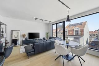 Dit recent appartement met twee slaapkamers, gelegen in Bredene, werd gebouwd in 2025 en is voorzien van de modernste technieken.<br /><br />De lichtrijke leefruimte met open keuken is afgewerkt met hoogwaardige parketvloeren en voorzien van vloerverwarming, grote aluminium ramen met hoogrendementsglas en een volledig uitgeruste keuken met natuursteen werkblad, inductiekookplaat, oven, microgolfoven, koelkast, diepvries en vaatwasmachine.<br /><br />Het appartement beschikt over twee slaapkamers, elk voorzien van parketvloer, vloerverwarming, ventilatie en thermostaatregeling. De badkamer is modern ingericht met een inloopdouche, lavabo met meubel en spiegelkast, terwijl het apart toilet extra gebruiksgemak biedt. Een praktische berging herbergt de warmtepomp, aansluiting voor wasmachine, ventilatie en omvormer voor de zeven zonnepanelen op het dak.<br /><br />Elektriciteit is conform tot 2050 en het appartement is aangesloten op systeem D ventilatie, wat zorgt voor een gezond binnenklimaat. Gemeenschappelijke ruimtes omvatten een fietsen- en vuilnisberging. Er is een optionele aankoop mogelijk van een autostaanplaats , wat extra gemak biedt voor de wagen.<br /><br />Dit appartement is een ideale keuze voor wie een moderne, energiezuinige woning zoekt in een rustige, maar goed bereikbare omgeving aan de Belgische kust.<br /><br />Interesse? Contacteer ons en plan uw bezoek in!