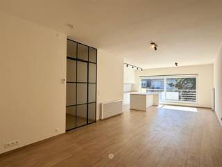 SINT-DENIJS-WESTREM: Ben je op zoek naar een nieuw gerenoveerd appartement met 2 slaapkamers en terras?Dan is dit appartement misschien iets voor...