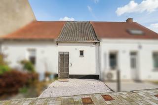 <br /><br />BETAALBARE STADSWONING, gelegen op een GUNSTIGE LOCATIE NABIJ HET CENTRUM van Oudenaarde, met alle VOORZIENINGEN BINNEN HANDBEREIK. Deze KNUSSE woning vormt, MITS ENKELE MODERNISERINGEN dan ook dé IDEALE STARTERSWONING of een INTERESSANTE OPPORTUNITEIT voor wie op zoek is naar een COMPACTE WOONST op een CENTRALE LIGGING.<br />Via de inkomhal heeft u toegang tot de ingerichte badkamer met toilet en de gezellige woonkamer met open keuken, wat zorgt voor een aangename en praktische indeling.<br />Op de verdieping bevindt zich een ruime slaapkamer, die voldoende comfort biedt voor dagelijks gebruik.<br />Buitenshuis beschikt deze woning over een knusse stadstuin met terras en een tuinberging, ideaal om ook in de stad te genieten van een eigen buitenruimte.<br /><br />Adres: Groenstraat 53 te Oudenaarde<br /><br />EPC: 418 kWh/m², G-score en P-score A, Renovatieverplichting van toepassing