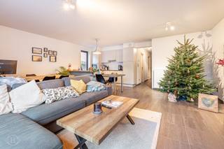 Ruim appartement met ondergrondse autostaanplaats te huur op een uitstekende ligging, in een recente en kleinschalige residentie in een aangename wijk en op een zucht van het centrum van Leuven, Imec, Gasthuisberg en alle belangrijke invalswegen. Het gelijkvloers appartement werd zeer kwalitatief afgewerkt en voorzien van al het nodige comfort.<br />In dit appartement vindt u terug: een ruime woon-en eetkamer, een volledig geïnstalleerde, open leefkeuken met alle moderne toestellen, twee slaapkamers en een badkamer met ligbad en dubbele wastafel. Verder is er nog een berging en een apart toilet aanwezig. Bijkomende troef is het privatief terras dat u kan betreden via een schuifraam in de leefruimte. Tevens is er een ondergrondse staanplaats en kelderberging voorzien. De maandelijkse huurprijs bedraagt 1450 euro met een maandelijkse kost van 100 euro voor de gemeenschappelijke lasten. Beschikbaar vanaf 1 januari 2027.<br />Rekeninghoudend met de kwalitatieve afwerking en de ideale locatie, is dit appartement zeker uw bezoek waard. Een echte aanrader! Wenst u graag een bezoek of extra informatie? Aarzel dan zeker niet contact op te nemen. Wenst u uw vastgoed te verkopen of te verhuren? Heeft u vragen over de vastgoedmarkt? Twijfel niet ons te contacteren, wij schatten uw pand geheel kosteloos en vrijblijvend en geven u daarbij oprecht advies op maat! we kunnen het vast goed met elkaar vinden. 016 22 82 22 II info@homies.be <br />