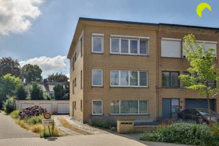 <p><span>Dit verzorgd 2-slaapkamer appartement met tuin én garagebox, is gelegen in de Drabstraat, vlakbij fort 4. Ook de sporthal, de Colruyt, fitness en openbaar vervoer zijn vlakbij.<br /><br /></span></p><p><span>Via de inkomhal hebben we vooraan de verzorgde living, eetplaats op parket met veel lichtinval, dankzij de grote raampartijen. De kwalitatieve keuken werd enkele jaren geleden vernieuwd en is voorzien van alle comfort.</span></p><p><span>De badkamer is voorzien van een douche, wastafel, toilet en aansluiting voor wasmachine. Achteraan 2 slaapkamers op blokjesparket. Via de kleinste slaapkamer hebben we doorgang naar het overdekte terras en de fijne, rustige tuin.</span></p><p><span>Er is ook een zijdeur dit toegang geeft naar de ingang van de garages, handig bij het laden en lossen van boodschappen. Er zijn ook 2 bergingen in de kelder gelegen.</span></p><p><span> </span></p><p><span>Troeven:</span></p><p><span> </span></p><p><span>. klein gebouw - geen maandelijkse kosten (enkel blokpolis)</span></p><p><span>. aparte meters voor water, gas en elektriciteit</span></p><p><span>. gelijkvloers met tuin en garagebox</span></p><p><span> </span></p><p><span>Is dit verzorgd 2-slpk. appartement met tuintje en garagebox, vlakbij fort 4 binnenkort de uwe?</span></p><p><span> </span></p><p><span>EPC: 321 kWh/m²j</span></p><p><span>Oppervlakte volgens meting EPC</span></p><p><span>P-score: C - G-score: A</span></p><p><span> </span></p><p><span>Voor een bezoek ter plaatse: 03 449 42 41 - hallo@habicom.be.</span></p><p><span>Benieuwd naar de waarde van uw woning? Check het gratis op www.watismijnhuiswaard.be</span></p><p><span> </span></p>