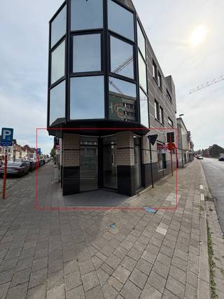 <p>Handelspand op een commerciële topligging langs de Meensesteenweg in Roeselare.</p>

<p> </p>

<p>Dit instapklare handelspand bevindt zich recht tegenover het nieuwbouwproject “Groen Hart” en geniet van een maximale zichtbaarheid op een drukke verbindingsweg. Dankzij de centrale ligging in Roeselare, nabij openbaar vervoer en het administratief centrum, vormt dit pand een interessante uitvalsbasis voor diverse commerciële activiteiten. De ruimte is onmiddellijk beschikbaar en vraagt enkel nog een persoonlijke inrichting en opfrissing om uw zaak op te starten. De combinatie van bereikbaarheid, passage en visibiliteit maakt van dit handelspand een sterke opportuniteit voor ondernemers die op zoek zijn naar een strategische locatie.</p>

<p> </p>

<p>• Handelsruimte met grote zichtbaarheid langs de Meensesteenweg<br />• Praktische en instapklare indeling voor diverse activiteiten<br />• Centrale ligging nabij openbaar vervoer en het stadscentrum<br />• Ruime etalage-, winkel-, of handelsruimte met aparte kitchenette en apart toilet</p>

<p> </p>

<p>Troeven<br />• Recht tegenover nieuwbouwproject “Groen Hart”<br />• Maximale commerciële zichtbaarheid op drukke ligging<br />• Instapklaar en snel beschikbaar voor uw activiteit<br />• Verwarming en airco via warmtepompt</p>

<p> </p>

<p>Neem vandaag nog contact op met je ERA-makelaar voor meer informatie of een bezoek.</p>

<p> </p>

<p>JOUW DROOMHANDELSPAND. ZO GEVONDEN!</p>