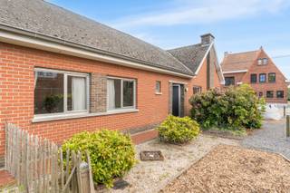 <p>Deze instapklare en verrassend ruime woning is gelegen in het centrum van Beveren-Leie en beschikt over een grote, zonnige tuin. De woning omvat drie volwaardige slaapkamers en een extra ruime kamer die perfect kan worden ingericht als vierde slaapkamer, bureau of hobbyruimte. Op de verdieping bevindt zich bovendien een afzonderlijke kamer die eveneens kan dienen als slaapkamer of extra bergruimte. De ruime zolder biedt daarnaast nog heel wat stockagemogelijkheden en een ruime inpandige garage.</p>
<h3>Indeling</h3>
<ul><li><strong>Gelijkvloers: </strong>Inkomhal met gastentoilet, Ruime en lichtrijke leefruimte met eetplaats, Keuken, Drie slaapkamers, Extra polyvalente ruimte (slaapkamer, bureau of hobbykamer), Badkamer en Inpandige garage.</li><li><strong>Verdieping:</strong> Ruime zolder en Afzonderlijke kamer (slaapkamer, bureau of berging)</li></ul>
<h3>Troeven</h3>
<ul><li>Gelijkvloerse woning</li><li>Vier slaapkamers mogelijk</li><li>Grote en zonnige tuin</li><li>Ruime zolder met veel bergruimte</li><li>Centrale ligging in Beveren-Leie</li></ul>
<p><strong>Wenst u meer informatie of een bezoek ter plaatse? </strong>Contacteer dan <strong>Sofie Bossuyt</strong> op <strong>0474 222 182</strong>.</p>
