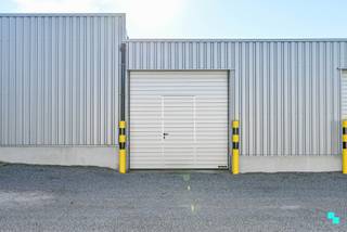 Deze loods van ca. 105 m² (17,65M x 6 M) met automatische sectionaalpoort (afmeting 3M x 3M) is zeer centraal gelegen in West-Vlaanderen...