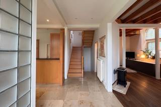 Overall: - Gas heating (individual)- Individual electricity- Individual water consumption- EPC X kWh/m²/yLayout:Ground floor:- Open entrance hall - Living room with spacious dining room- Kitchen with adjoining storage1st floor:- Night hall with desk space- Two bedrooms- Bathroom with shower and bathBasement: - Basement storage with utility meters