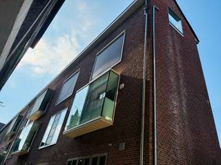 Achter de levendige Korenmarkt, verscholen van de drukte en toch pal in het historische hart van Mechelen, wacht een bijzonder duplex-appartement van maar liefst 170 m² met een zonnig terras van 30 m². Een unieke woonplek (voorzien van airconditioning) waar ruimte, licht, rust en stadsleven op een verrassende manier samenkomen.<br />De langgerekte architectuur, de indrukwekkende plafondhoogte van 3,20m en de glazen erkers zorgen voor een bijzonder gevoel van ruimte en licht. De erkers vormen bovendien heerlijke zithoekjes om even te ontspannen en te genieten van het uitzicht op de majestueuze Sint-Romboutstoren.<br />Op de onderste verdieping bevinden zich de inkomhal met gastentoilet, een ruime leefruimte met open keuken en zithoek, een berging, een slaapkamer met inloopdressing en een badkamer met lavabomeubel en inloopdouche.<br />Via de trap bereikt u de bovenverdieping met een tweede slaapkamer, badkamer, praktische berging/wasplaats en een multifunctionele ruimte die perfect kan dienen als bureau, hobbyruimte of extra leefruimte. En dan is er nog het absolute buitenpluspunt: een riant terras van 30 m², deels overdekt waardoor u ook op minder zonnige momenten van buiten kunt genieten. Dankzij de gunstige oriëntatie baadt het terras bovendien zo goed als de hele dag in de zon, een zeldzame luxe midden in de stad.<br />Een aparte privé-berging op het GLVL biedt bovendien voldoende plaats voor extra stockageruimte en fietsen. Een deels overdekte autostaanplaats (reeds voorzien van laadpaal) kan optioneel worden aangekocht à 25.000€.<br />Het appartement is zeer energiezuinig: EPC-attest = label B.<br />Individuele meters voor water, gas en elektriciteit.<br />Wenst u meer info en/of een bezoek ter plaatse? Neem dan contact op met Anne Raets via 0471/57 12 13 of stuur een mailtje naar info@buro14.be.<br />