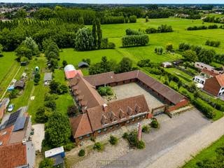 KARAKTERVOLLE commerciële site met MAXIMALE ZICHTBAARHEID langs de N60 op een RUIM PERCEEL van 8.090 m² in Huise, Kruisem. Deze eigendom in...