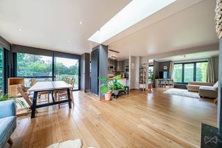 <p><strong><span>OVERIJSE – Charmante 3-gevelwoning met 3 slaapkamers, ruime tuin en uitstekende ligging</span></strong></p>
<p><span>Ideaal gelegen aan het einde van een rustige en doodlopende straat, op slechts 2 minuten van het station van La Hulpe, bevindt zich deze charmante 3-gevelwoning van ±168 m², gelegen op een mooi perceel van ±706 m².</span></p>
<p><strong>De woning is als volgt ingedeeld:</strong></p>
<p><strong><span>Gelijkvloers:</span></strong><span> een inkomhal van ±7 m², een gezellige woonkamer van ±26 m² met open haard en parketvloer, een keuken van ±6 m² en een ruime eetkamer van ±18 m² met rechtstreekse toegang tot het aangename terras en de mooi aangelegde tuin.</span></p>
<p><strong><span>Tussenverdieping:</span></strong><span> een bureau/slaapkamer van ±7 m², een badkamer van ±4 m² met ligbad en dubbele lavabo, en een apart toilet.</span></p>
<p><strong><span>Eerste verdieping:</span></strong><span> drie slaapkamers van respectievelijk ±7, 10 en 13 m² en een dressing van ±5 m².</span></p>
<p><span>Daarnaast beschikt de woning over een ruime wasruimte van ±14 m² met veel bergruimte en een kelder van ±7 m².</span></p>
<p><strong><span>Bijkomende troeven: </span></strong>Mooi stenen tuinhuis van ±25 m², Waterontharder, 16 zonnepanelen met groenestroomcertificaten, Gasverwarming, Vernieuwd dak (2021), Carport voor 2 wagens, Asbestveilig, EPC C – 249 kWh/m²/jaar</p>
<p><span>De woning bevindt zich in een aangename en gezinsvriendelijke omgeving, op wandelafstand van het station, winkels en diverse sportfaciliteiten. Dankzij de rustige ligging, de ruime tuin en de praktische indeling is dit een ideale gezinswoning die bovendien </span><strong><span>instapklaar</span></strong><span> is.</span></p>
<p>Momenteel verhuurd: voor de koper die zich in de woning wenst te vestigen, dient rekening te worden gehouden met een opzegtermijn van 6 maanden. <strong><span>Meer informatie of een bezoek?</span></strong><span> Neem contact op met </span><strong><span>WE INVEST OVERIJSE</span></strong><span> via 02/455.20.35 of </span><span>overijse@weinvest.be</span><span>. </span><span>Niet-contractuele advertentie, onder voorbehoud van wijzigingen. Afmetingen zijn indicatief.</span></p>