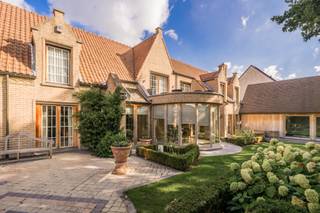 <p>Charmante villa op riant perceel in wijk Kauwendael<br /><br />Deze charmante villa werd gebouwd in 1996. Ze werd doorheen de jaren in verschillende fases gerenoveerd waarbij er telkens werd rekening gehouden met het behoud van de oorspronkelijke stijl in combinatie met kwalitatieve en duurzame materialen. Deze woning is ideaal voor mensen die van comfort, ruimte, rust en privacy houden maar toch centraal wensen te wonen. De achterliggende en aan de tuin aangrenzende bouwgrond biedt enorm veel potentieel. Dit zorgt voor een unieke kans voor kangoeroe wonen, achterliggende praktijk/kantoor of u kan de bouwgrond nog laten liggen en/of als tuin gebruiken. Momenteel staat er nog een achterliggend magazijn aan de bouwgrond maar de plannen om hier een rustige residentiële woonzone te creëeren staan reeds in de steigers.<br /><br />Onderstaand kan u de indeling van de woning vinden alsook de mogelijke opties qua bouwvolume voor de bouwgrond. <br /><br /><strong>Indeling</strong><br /><br />U betreedt de woning via de ruime inkomhal waarbij er ruimte voor vestiaire werd voorzien alsook een afzonderlijk gastentoilet. Via de inkomhal kan u een afzonderlijke bureelruimte, wat ideaal is voor thuiswerk of om klanten te ontvangen. Wanneer u verder door gaat ia de inkomhal komt u in het leefgedeelte waarbij u onmiddellijk een prachtig uitzicht heeft over de tuin en het groen. Wat naast het mooie groen nog meteen opvalt, is de aanwezigheid van zeer veel natuurlijk daglicht die in de woning binnenvalt. De leef-en eetruimte beschikken over een authentieke tegelvloer, die samen met een houtkachel voor heel wat sfeer en gezelligheid zorgt. <br /><br />In de ruime erker/veranda heeft u het gevoel van in de tuin te vertoeven en één te worden met de tuin. Aangrenzend aan zowel de veranda als de eetruimte bevindt zich de landelijke keuken. Deze is volledig voorzien van kasten en toestellen.<br /><br />Via de trap wordt de verdieping bereikt. Hier kan u één van de twee masterbedrooms vinden met dressing en ensuite welness badkamer voorzien van sauna, stoomdouche, ligbad, dubbele lavabo en toilet. De tweede masterbedroom heeft tevens een ensuite badkamer voorzien van dubbele lavabo, ligbad en toilet. Verder zijn er nog twee ruime slaapkamers met een derde badkamer voorzien van dubbele lavabo en ligbad, een afzonderlijk dressing alsook een wasruimte. <br /><br />De ontspanning die u kan ervaren in de badkamer zet zich voort in het overdekte binnenzwembad. Hier kan u alle dagen genieten van een zwempartij ongeacht het weer, met een prachtig uitzicht over de tuin. De kleedkamers zorgen ervoor dat zelfs gasten zich kunnen omkleden in alle privacy.<br /><br />De woning beschikt over een ruime dubbele garage waar tevens de aansluitingen voor wasmachine en droogkast zijn voorzien alsook opbergruimte. De kelderverdieping beschikt over een wijnkelder en heeft een vrije plafondhoogte waardoor deze zeer praktisch is voor extra opbergruimte.<br /><br />In de tuin is een gezellige ruime patio voorzien met ingebouwde bbq. Hier is het ideaal vertoeven in alle seizoenen waarbij je kan genieten van het groen en alle bloemen en planten. <br /><br />Via de tuin kan je naar het achterliggende stuk bouwgrond wat je dus naar wens kan gebruiken qua invulling; tweede woonst, praktijkruimte, tuin,... . <br /><br />Er mag een woning gebouwd worden van twee verdiepingen van 13 meter op 15 meter + nog een verdieping onder het dak. <br /><br />Het perceel is met zijn 1437 m² een van de grootste van wijk Kauwendael. De perfecte zuid oriëntatie maken het vakantiegevoel aan huis compleet. Liggend in wijk Kauwendael en nabij vijver Montreal is de locatie van deze woning, naast het mooie interieur en de praktische indeling, een extra troef.<br /><br />Gelegen op een centrale locatie. Openbaar vervoer en AZ Sint-Maarten zijn op wandelafstand. Deze buurt heeft een waaier aan voorzieningen, zoals scholen, winkels, , speel-, sport- en recreatie faciliteiten nabij R6.</p>