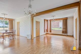 OMSCHRIJVING:<br />- GELIJKVLOERS: Inkomhal met vaste trap naar de verdieping, L-vormige woonkamer met veel lichtinval en vrij uitzicht bestaande uit een eetkamergedeelte (4,00 x 3,70 m) en een zitgedeelte (8,00 x 3,50 m). Achterinkom met toilet. Ruime leefkeuken (3,70 x 3,50 m) met grote ramen die uitzicht geven over de languitgestrekte tuin.<br />- VERDIEPING 1: Overloop, slaapkamer 1 (4,00 x 3,50 m), slaapkamer 2 (4,00 x 3,50 m), badkamer (4,00 x 3,70 m) met ligbad, wastafel en toilet.<br />- ZOLDER: Nog in te richten zolderruimte met daglicht.<br />- KELDER: Bereikbaar via vaste trap van uit de woning en via garagepoort. Voorraadruimte (4,00 x 2,50 m), kelder (8,00 x 3,70 m) met cv-ketels en plaats voor auto en tuingereedschappen.<br />- TUIN: Beklinkerde oprit, voortuin voorzien van haag en siergazon, achtertuin van siergazon. Er is achteraan op het perceel over de volledige breedte een tuinberging met een doorloop naar achterste tuingedeelte met volières. Grenzend aan het perceel bevindt zich nog een weiland van 16a 50ca te bereiken via een onverharde weg. <br /><br />BIJKOMENDE INFORMATIE:<br />- BOUWJAAR: 1959<br />- EPC: 743 kWh/m² - Label: F (renovatieverplichting)<br />- RAMEN: Gedeeltelijk houten ramen met enkele beglazing en aluminium ramen met dubbele beglazing. Gelijkvloers voorzien van rolluiken.<br />- VERWARMING: cv-ketel op stookolie en kolenkachel.<br />- LIGGING: Gelegen langs de Rijksweg, met zicht op het natuurgebied Bichterweerd.<br /><br />TROEVEN:<br />- Karaktervolle, lichtrijke woning.<br />- Al inwonend te renoveren.<br />- Uitbreiding mogelijk naar de zolder met daglicht.<br />- Ruime tuin met aangrenzend weiland, te bereiken via aparte toegangsweg.