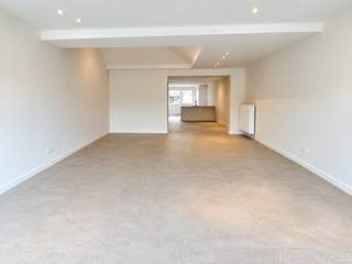 Instapklare woning met 4 slaapkamers en zonovergoten tuin<br /><br />Op zoek naar een verrassend ruime woning met een prachtige leefruimte en een diepe, zonovergoten tuin? Dan is deze woning in Assebroek absoluut een bezoek waard.<br /><br />Al van bij het binnenkomen valt op hoeveel ruimte deze woning te bieden heeft. Vanuit de inkomhal met apart gastentoilet kom je in de moderne keuken, met aansluitend alle plaats voor een grote eettafel.<br /><br />Daarna loopt de woning verder door naar de bijzonder ruime en lichtrijke leefruimte. Een heerlijke plek met plaats voor een royale zithoek én nog voldoende ruimte voor bijvoorbeeld een speel-, werk- of leeshoek. De grote raampartijen achteraan zorgen voor veel licht en laten binnen en buiten mooi in elkaar overvloeien.<br /><br />Ook buiten zet dat gevoel van ruimte zich verder. De diepe, zonovergoten tuin met terras biedt volop ruimte om te spelen, te ontspannen, te tuinieren of vrienden te ontvangen tijdens lange zomeravonden.<br /><br />Op het gelijkvloers is er bovendien een extra douchekamer. Boven bevinden zich 4 slaapkamers en een ruime badkamer. Wie niet alle kamers als slaapkamer nodig heeft, heeft meteen alle vrijheid voor een dressing, thuiskantoor, logeer- of hobbykamer.<br /><br />De woning is volledig geschilderd en vormt van keuken tot tuin een mooi en verzorgd geheel waar je meteen je eigen thuis van kunt maken.<br /><br />Troeven:<br /><br />* 4 slaapkamers<br />* Moderne keuken met ruime eetplaats<br />* Bijzonder ruime en lichtrijke leefruimte<br />* Ruime badkamer boven<br />* Extra douchekamer op het gelijkvloers<br />* Apart gastentoilet<br />* Volledig geschilderd<br />* Diepe, zonovergoten tuin met terras<br />* Regenwaterput 5000L<br />* Perceel van 271 m2<br /><br />Vraagprijs: €419.000<br /><br />Benieuwd naar de woning? Kom ze vooral zelf ontdekken. De ruimte komt pas echt tot haar recht wanneer je er binnenstapt.<br /><br />Voor meer informatie of een bezoek: 0496 05 20 65