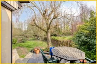 Immo Van Middelem verkoopt deze bijzonder ruime en multifunctionele woning, gunstig gelegen in een rustige woonomgeving te Dilbeek. De woning...