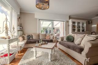 Zeer verzorgde, instapklare, volledig gerenoveerde open bebouwing met 5 slaapkamers.STARTPRIJS: Elk bod boven deze startprijs, wordt voorgelegd aan de eigenaars, die al dan niet kunnen in gaan op dit aanbod.Deze prachtige open bebouwing gelegen op een rustige locatie werd in 2022 volledig gerenoveerd (nieuw dak, ramen, elektriciteit …)Dankzij de zonnepanelen en de gunstige epc score kunt u bovendien genieten van een energiezuinige woning.De woning biedt een ruime en praktische indeling met maar liefst 5 slaapkamers, waarvan 2 en de ruime dressing op het gelijkvloers, ideaal voor grote gezinnen of voor wie levenslang comfortabel wil wonen of extra ruimte zoekt voor een praktijk, bureel of hobbyruimte.Eveneens op het gelijkvloers is de badkamer die opgetrokken is met kwalitatief materiaal en apart toilet.Het hart van de woning is de eigentijdse, volledig uitgeruste keuken die naadloos overgaat in de sfeervolle leefruimte met houtkachel die zorgt voor extra karakter.Aansluitend hebben we ruime veranda met screens die het hele jaar zorgt voor een extra leefruimte om te ontspannen en dit met uitzicht op de tuin en terrassen.Buiten vindt u de volledig afgesloten aangelegde tuin, ruime oprit met carport, een praktische buitenwerkplaats, een gezellige buitenkeuken, overdekt terras en de sfeervolle serre voor de echte tuinliefhebber!Kortom, dit is een woning waar rust, comfort en uitstraling samenkomen, energiezuinig, kwalitatief afgewerkt en dit alles op een rustige ligging,Een unieke kans die u niet mag missen!Voor meer informatie contacteer Regine: 0493 112 050 - regine@correctvastgoed.be👉 Online schattingstool: https://www.correctvastgoed.be/schatting