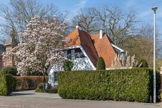 Deze prachtige woning bevindt zich op een royaal perceel van ca. 2350m², ideaal gelegen in het hart van Zandhoven. De woning werd volledig...