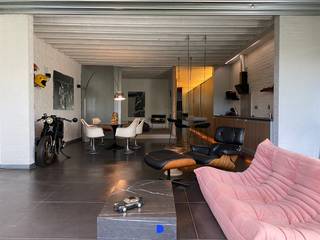 Zalige loft met prachtige designmeubelen.<br /><br /><strong>Indeling:</strong><br />Inkomhal,<br />apart toilet en badkamer met ligbad en douche.<br />Slaapkamer 1 aan de voorkant.<br /><br />Berging met technieken en kastenwand op maat met bijzonder veel opbergruimte.<br /><br />Mooie open leefruimte.<br />De 2de slaapkamer met parketvloer bevindt zich naast de leefruimte en is volledig af te sluiten.<br /><br />Zuidgerichte tuin met houten terras, gazon & handige tuinberging.<br /><br /><strong>Details:</strong><br />- vloerverwarming op aardgas<br />- gepolierde beton<br />- beschikbaar vanaf 15 november<br />- de aanwezige meubelen, de wasmachine en losse koelkast kunnen indien gewenst in de loft blijven<br />- het gebouw bestaat uit 2 entiteiten, er zijn geen gemeenschappelijke kosten<br /><br />Huurwaarborg via Korfine (2.775 €).<br />Kosten plaatsbeschrijving 250 € inclusief btw.<br /><br /><strong>Contact:</strong><br />Voor meer informatie of een bezoek, contacteer Stijn op 0491 61 42 19 of info@stijndebusschere.be.